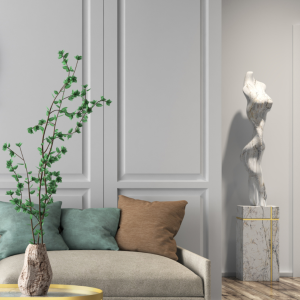 imagem de uma sala ampla com o clássico boiserie na decoração