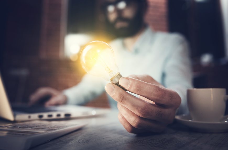 homem utilizando o software dialux para projetos de iluminação