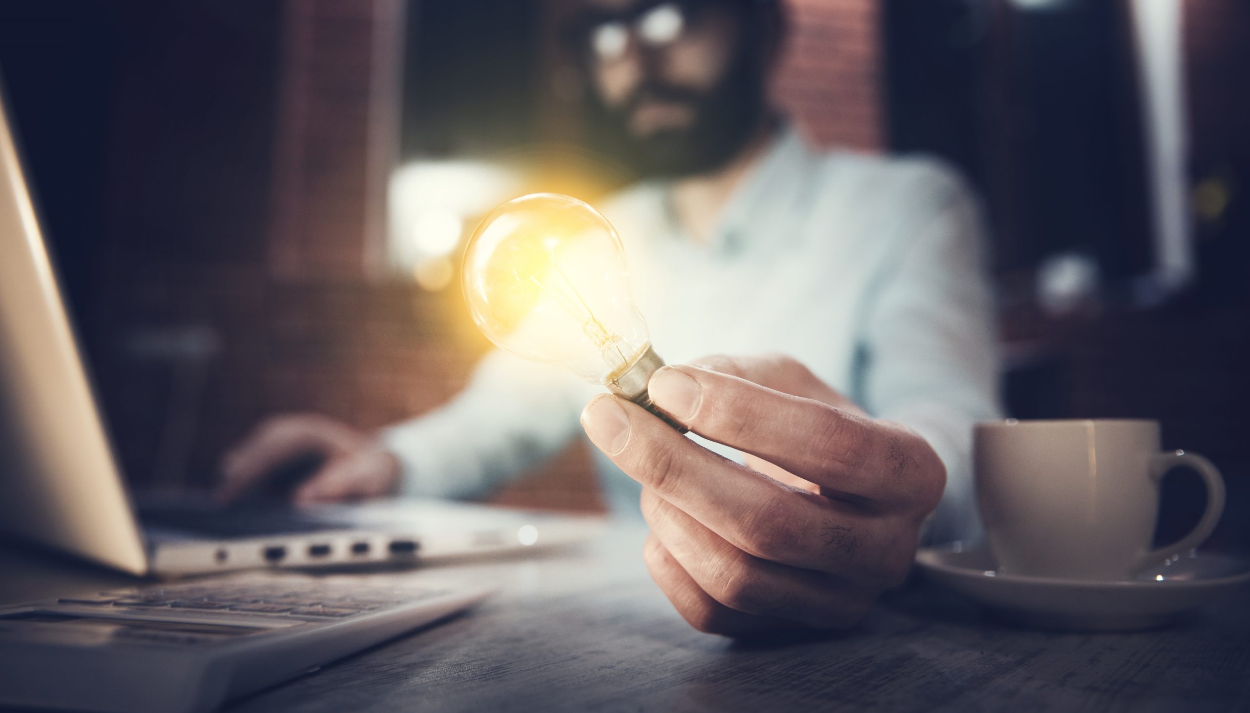 homem utilizando o software dialux para projetos de iluminação