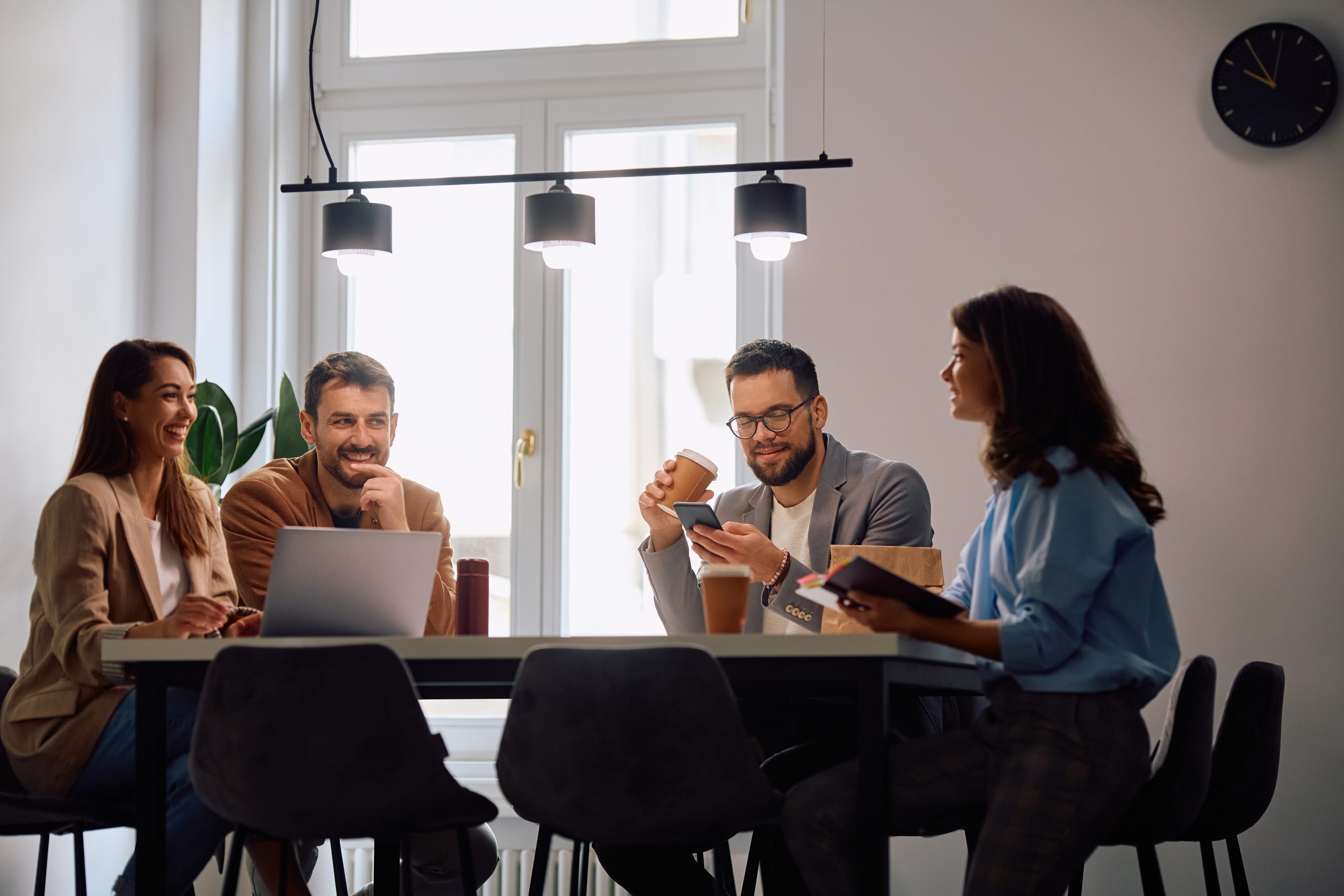 grupo de amigos reunidos com uma iluminação confortável e biocêntrica
