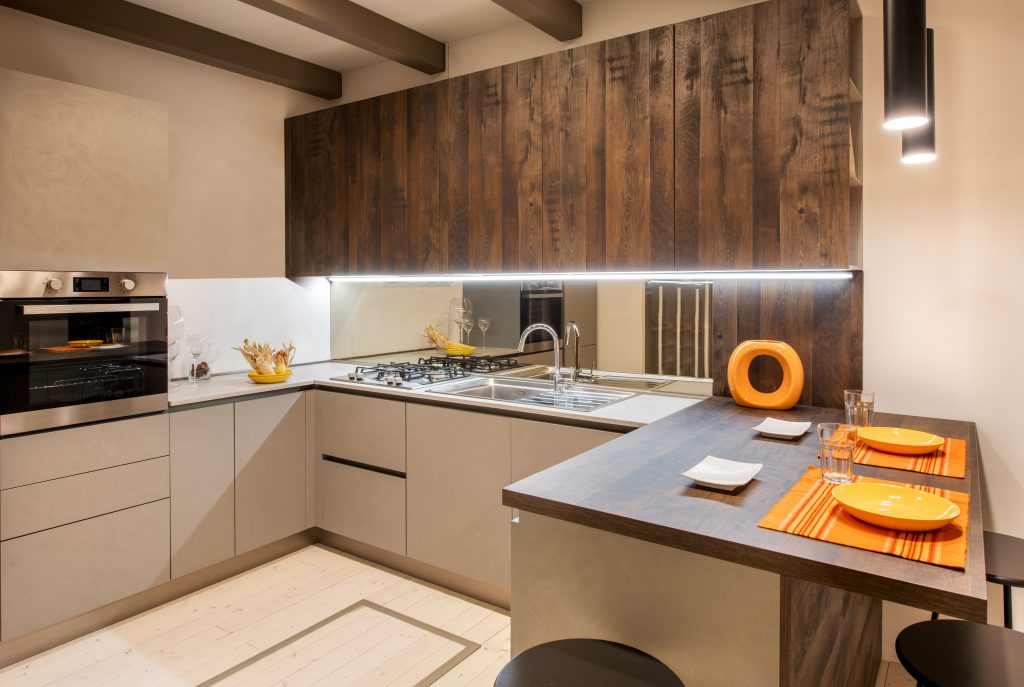 armário na cozinha com perfil led da luce lineare de sobrepor