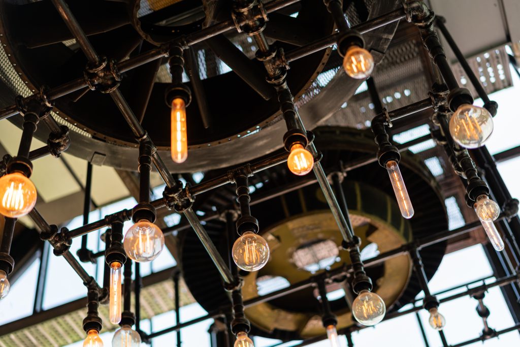 Lâmpadas vintagem em um ambiente industrial