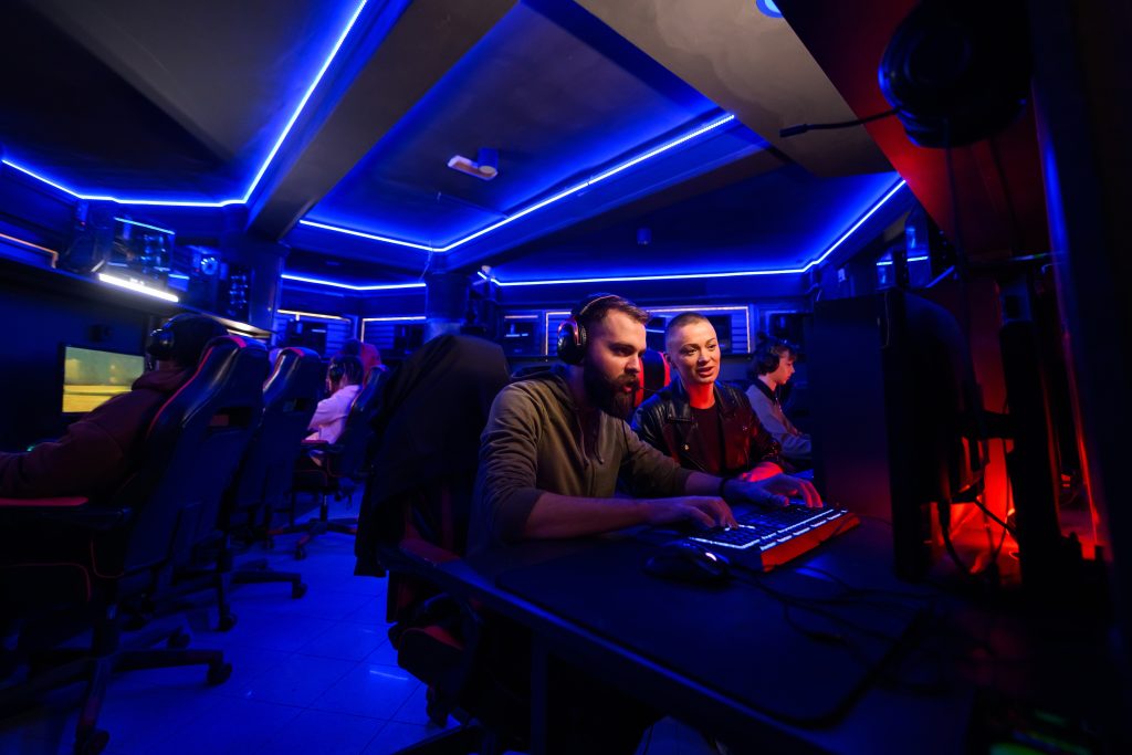teto com fita led neon e mesa gamer