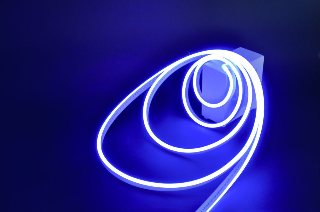 fita led neon azul enrolada