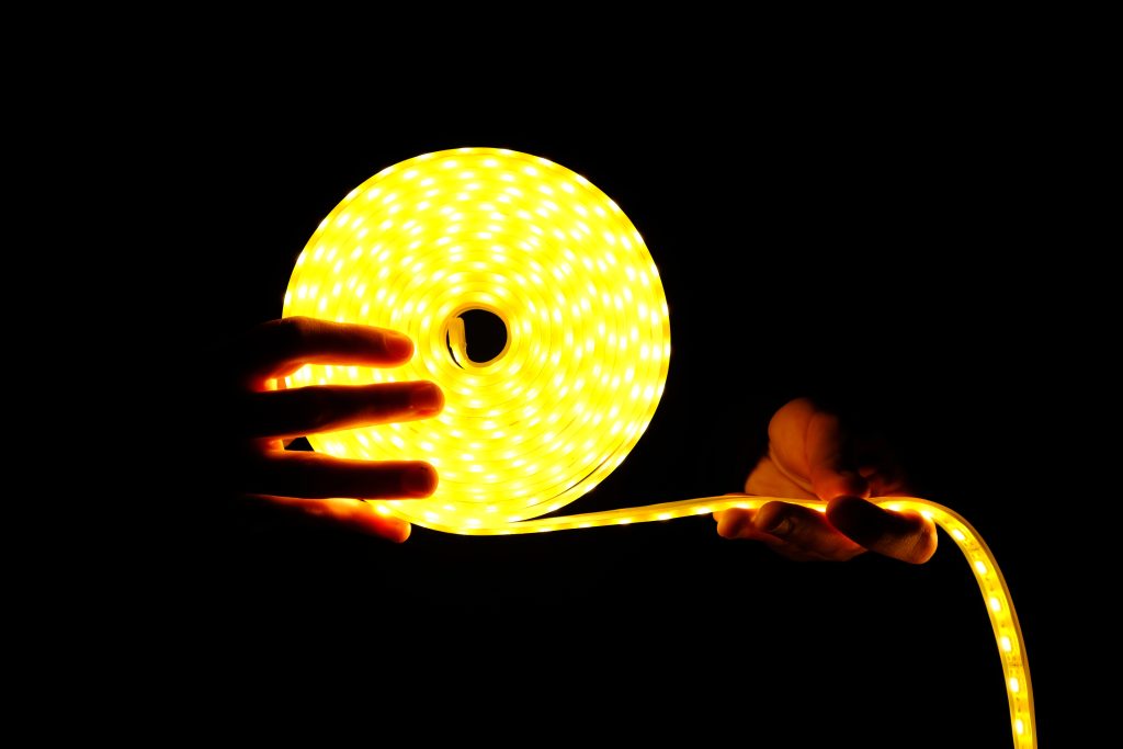 fita de led ligada em destaque na mão de uma pessoa
