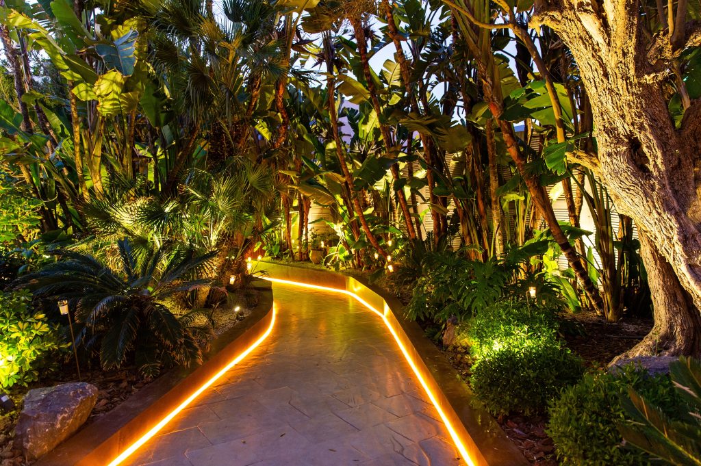 jardim com fita de led tensão de rede