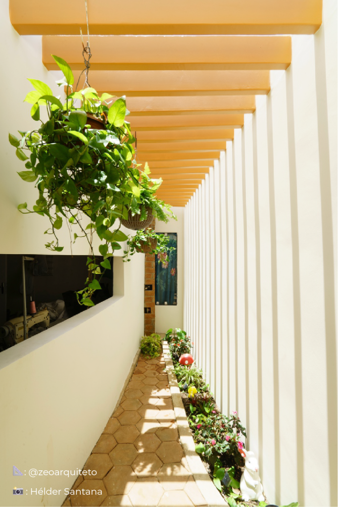 imagem do corredor lateral da casa de mainha com o jardim