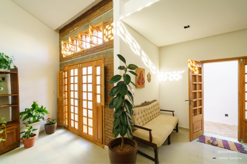 imagem da sala de jantar da casa de mainha com embutido no teto