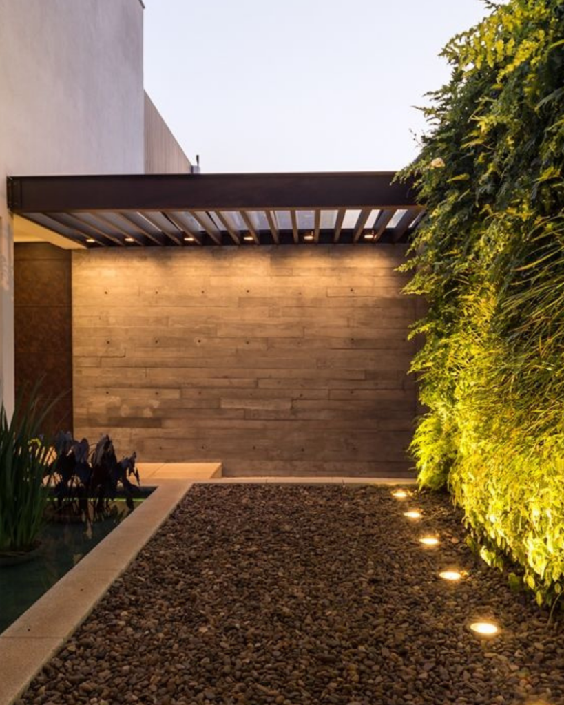 imagem de uma área externa com iluminação com embutidos de solo