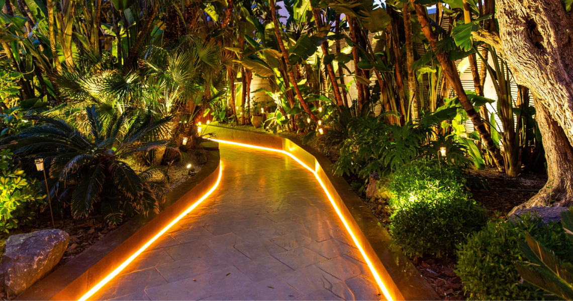 Iluminação externa: como valorizar jardins e criar experiências com luz