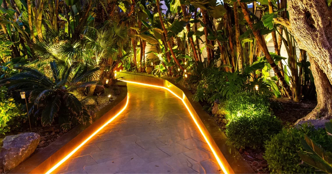 Iluminação externa: como valorizar jardins e criar experiências com luz
