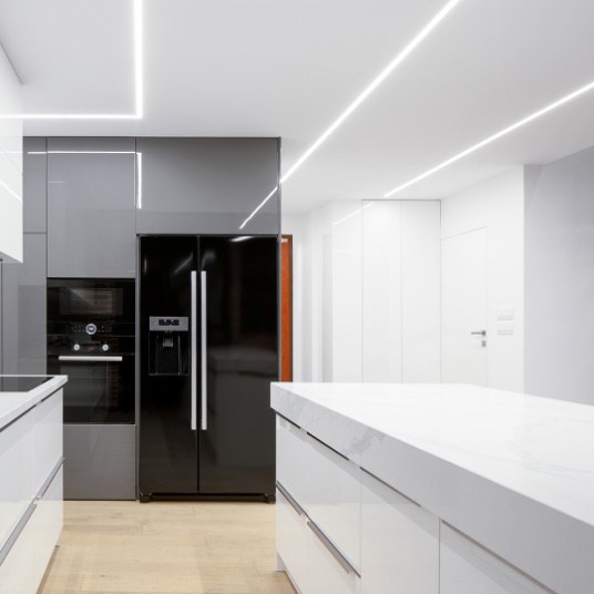Cozinha com a iluminação Linear Lighting System