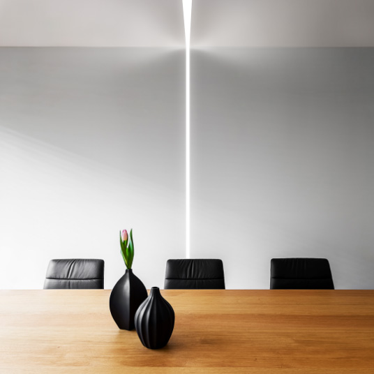 Sala de reuniões com a iluminação Linear Lighting System